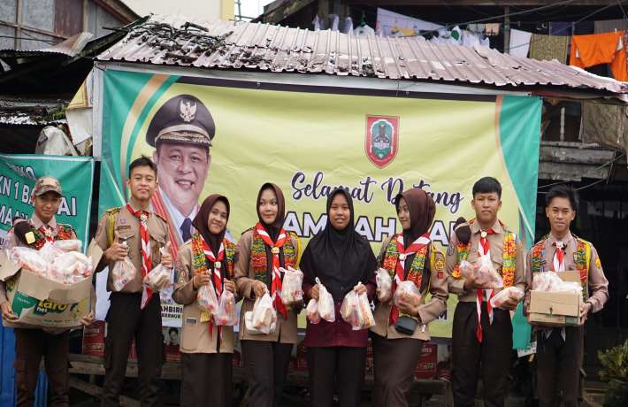 PEMBAGIAN SNACK UNTUK JAMAAH HAUL GURU SEKUMPUL